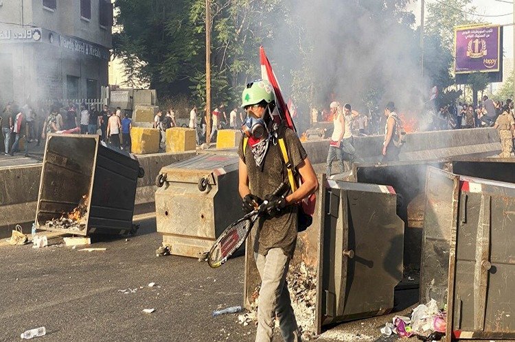لبنانيون يُخزِّنون أسلحتهم .. هل تُزجّ بيروت إلى