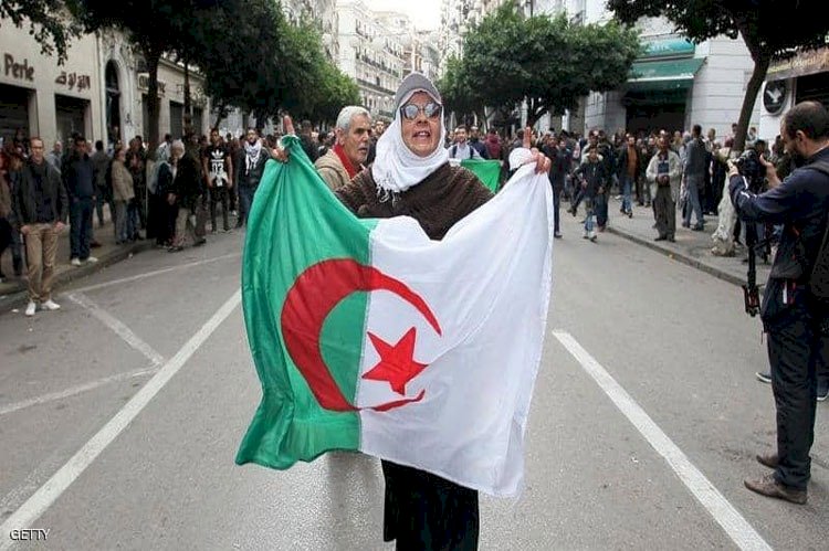 عزوف الجزائريين عن المشاركة في الاستفتاء ينذر بتجدد الاحتجاجات