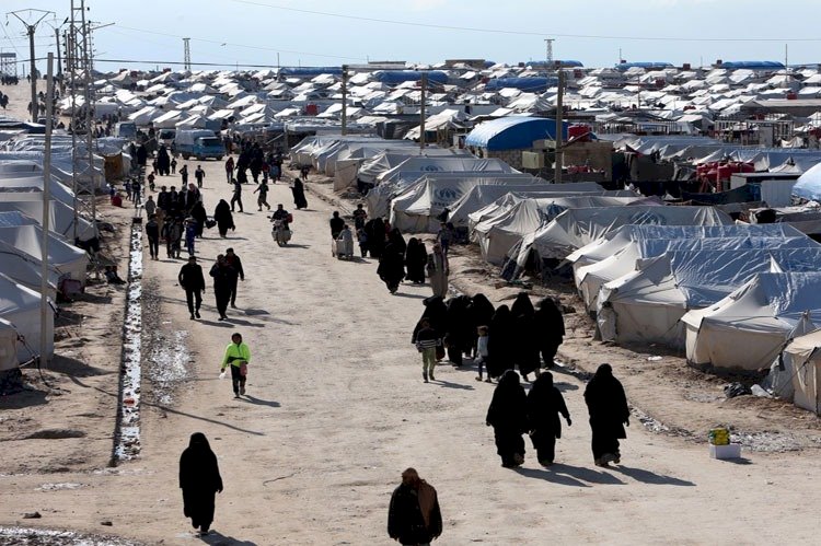 عائلات سورية تفضل «المصير المجهول» على جحيم «مخيم الهول»