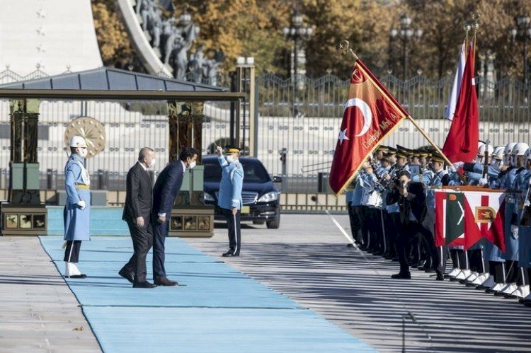 تميم الذليل.. الإعلام التركي يتعمد الإساءة لأمير قطر: ينحني لحرس أردوغان
