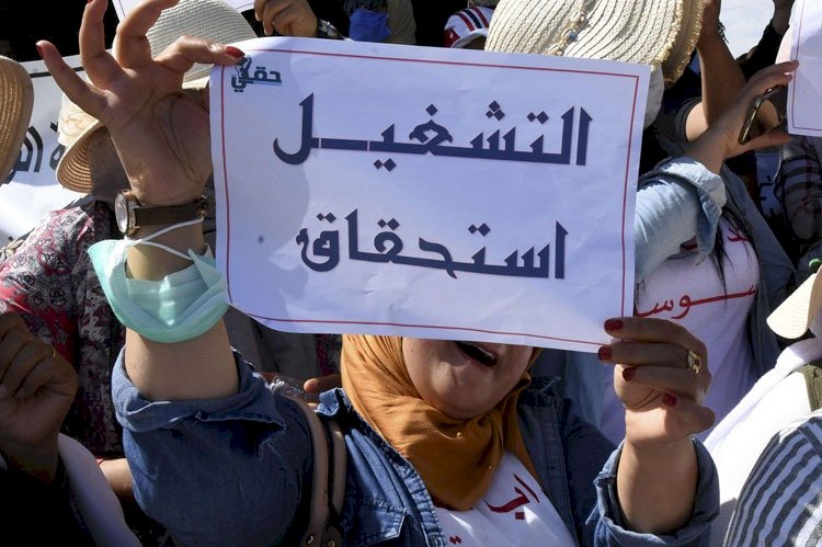 عدالة اجتماعية غائبة واقتصاد منهار.. الشعب التونسي ينتفض مجددًا