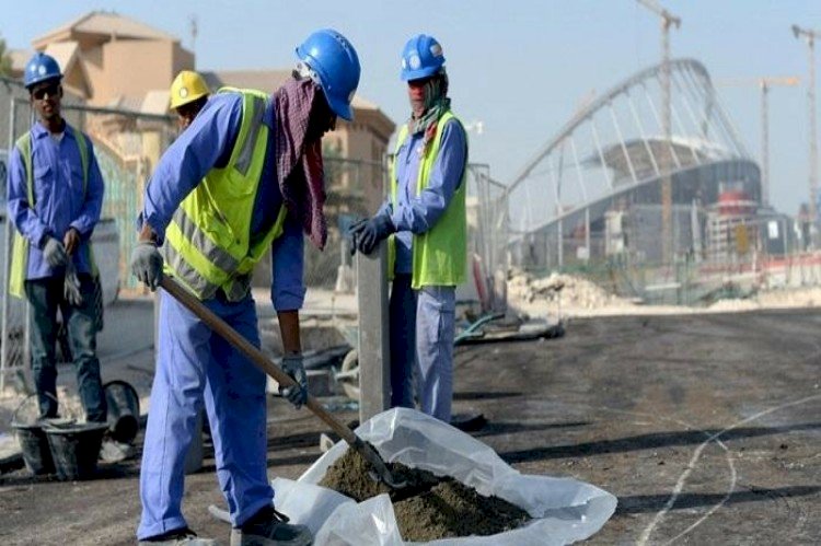 كورونا تفتك بالعمال في قطر.. وفيات وإصابات وسط صمت وإهمال الحكومة