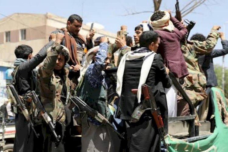 تحت تهديد السلاح.. ميليشيا الحوثي تجبر الطلاب اليمنيين على التبرع بـ