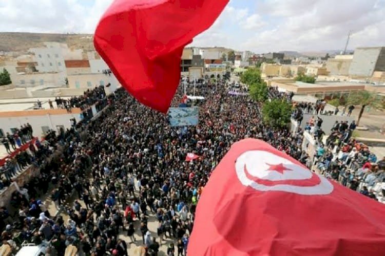 لتدهور الاقتصاد وتفشي الفقر.. غضب شعبي عنيف يجتاح تونس