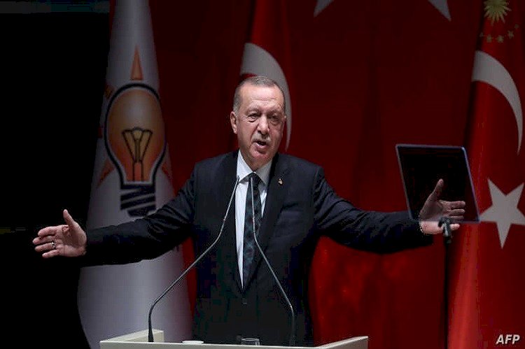 أردوغان يجبر مسؤولي الحزب الحاكم على رفع إشارة 