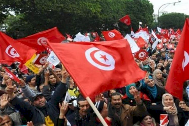قبل جلسة الحكومة الجديدة.. احتجاجات مشتعلة أمام برلمان تونس