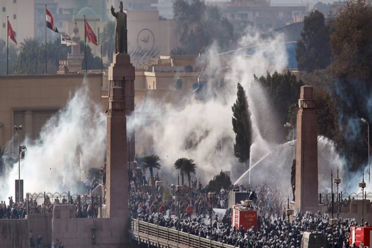 أهوال 28 يناير.. جمعة الغضب يوم سلب الإخوان سلمية الأحلام المشروعة