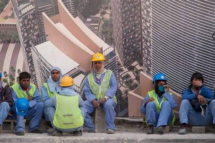 بعد تأخُّر رواتبهم .. آلاف العمال الأفارقة يفترشون الحدائق في الدوحة