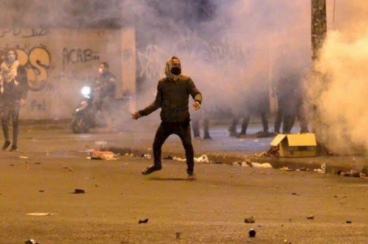 لبنان تنهار بين اشتباكات المتظاهرين وقوات الجيش وتفاقم الأزمات