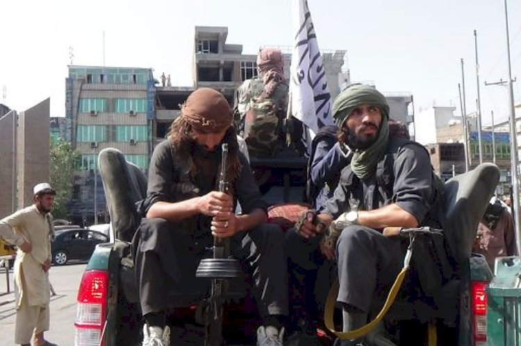 طالبان تبدأ مسلسل الإعدامات .. مسلحو الحركة يعدمون قائد شرطة بعد استسلامه