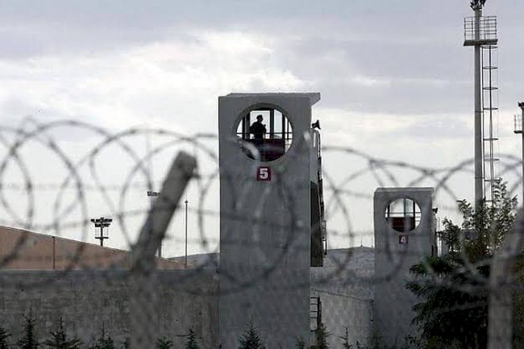 رغم انهيار الاقتصاد.. أردوغان يواصل تشييد السجون لملاحقة المعارضين في تركيا