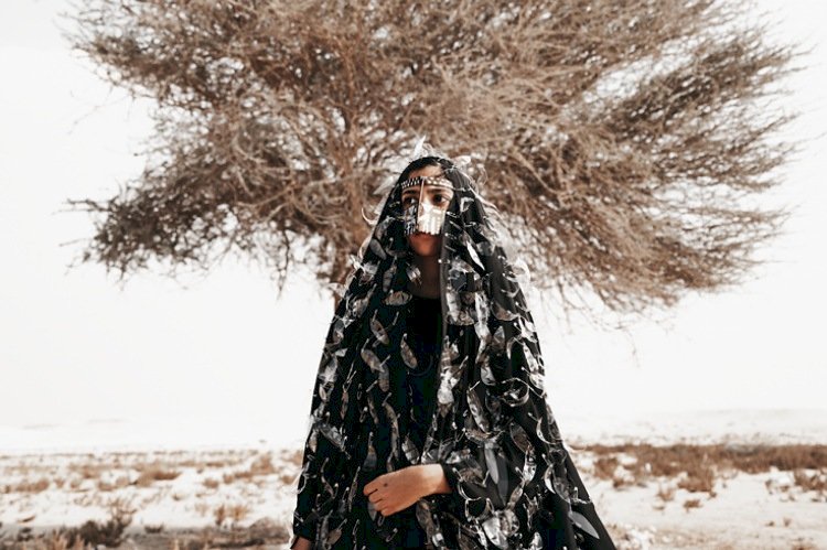 بعباءة سوداء.. فنانة قطرية تكشف أزمة النفايات البلاستيك في الدوحة