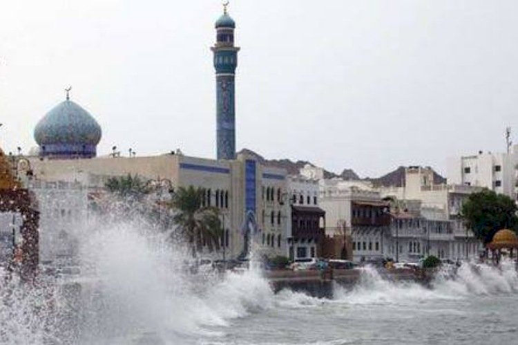 إعصار شاهين يوقف الحياة في سلطنة عمان وتقارير حول خسائر واسعة