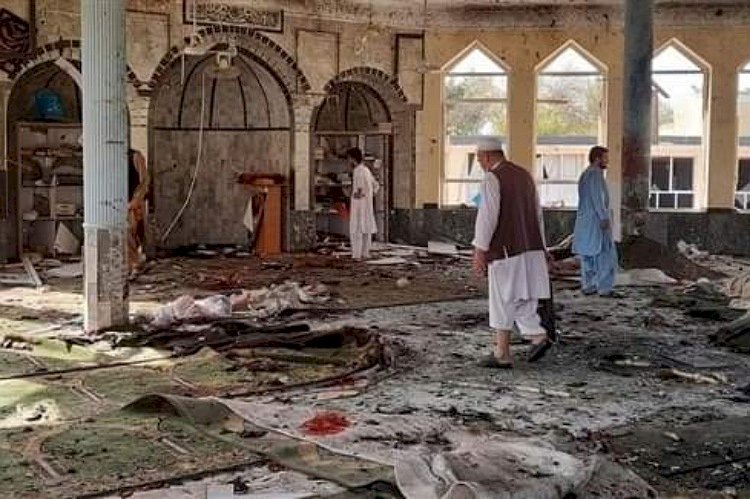 عشرات القتلى الأفغان.. هل نفذ داعش الهجوم الانتحاري في مسجد قندوز؟