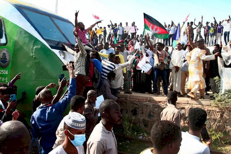 تفاقُم الصراع السياسي بالسودان.. ومظاهرات مليونية بقلب العاصمة وسط مخاوف أمنية