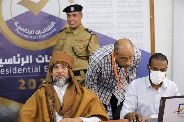 نجل القذافي يتقدم بأوراق ترشُّحه إلى الرئاسة الليبية.. ما فرص فوزه؟