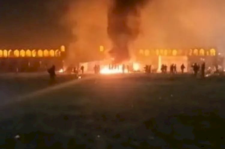 إيران تضرم النيران في خيام معتصمي أصفهان وتعتقل المحتجين