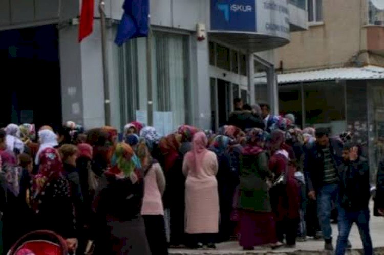 آلاف الأتراك في طوابير لأجل الحصول على الخبز رغم ارتفاع أسعاره والطقس السيئ