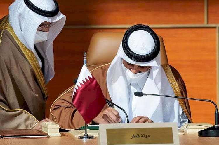 كاتب روماني يكشف كيف زوَّرت قطر 100 وثيقة للسطو على أراضٍ من البحرين؟