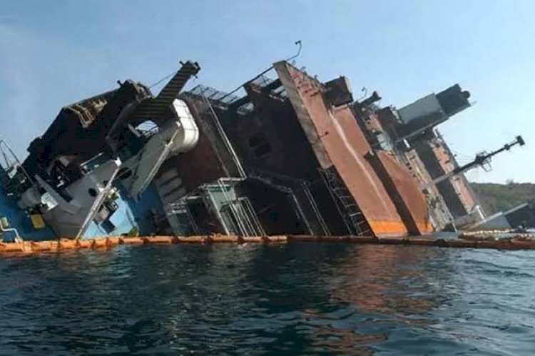 صور أقمار صناعية تكشف غرق سفينة حربية للجيش الإيراني في بندر عباس