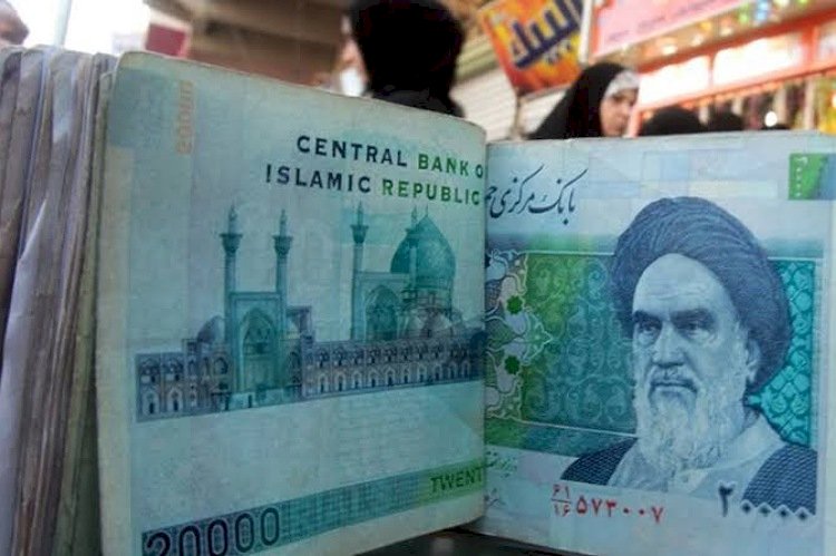 مئة يوم من الانهيار.. العملة الإيرانية تفقد 30% من قيمتها خلال حكم رئيسي