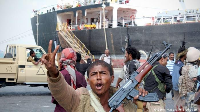 باستهداف سفينة إماراتية.. إرهاب الحوثي يتصاعد تجاه المساعدات لقتل اليمنيين