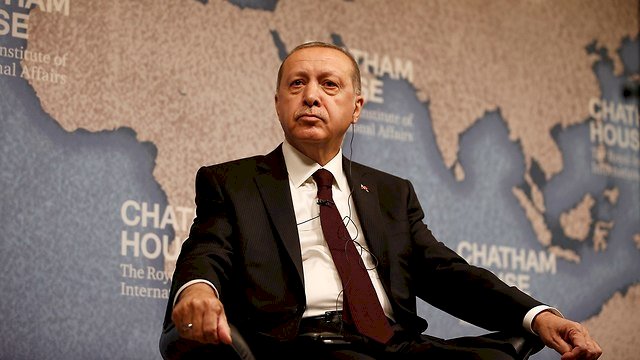 بعد لقاء هرتسوغ وأردوغان.. تركيا تُسلِّم الفلسطيني عمري عودة لإسرائيل