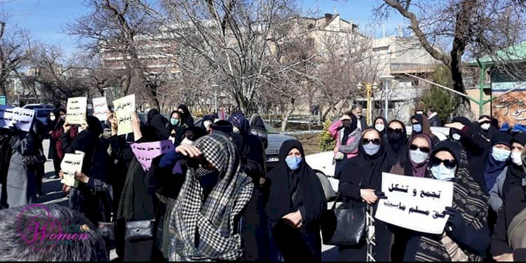 تلفيق اتهامات واعتقالات.. المعلمون الإيرانيون يواصلون احتجاجاتهم