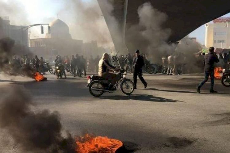 رغم التشديدات الأمنية وقطع الإنترنت.. استمرار الاحتجاجات الشعبية في جنوب غربي إيران