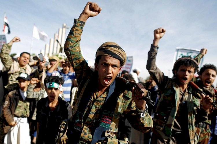 تزداد جرائمهم رغم الهدنة.. خبراء يمنيون: جماعة الحوثي لا تعرف سوى لغة الحسم
