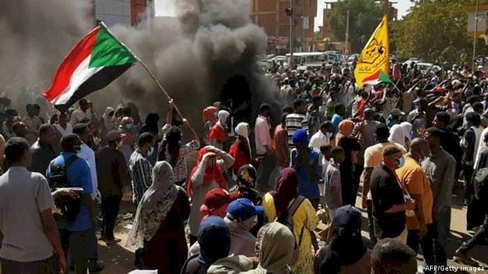 السودان.. تظاهرات تطالب بـ حكومة مدنية والسلطات تقطع الإنترنت عن البلاد