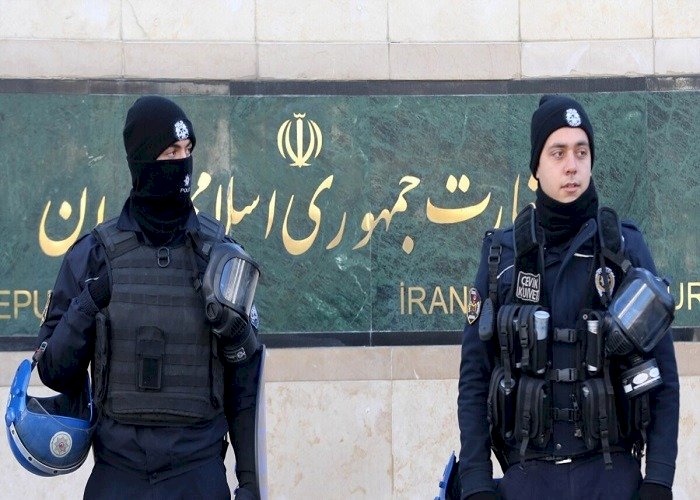 بريطانيا تُكذِّب إيران.. طهران لم تعتقل دبلوماسيًا أو تحتجزه كرهينة