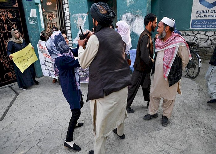 بعد الحرمان من التعليم.. هل تؤهل طالبان جيلاً أفغانيًا يرفع رايات التطرف؟