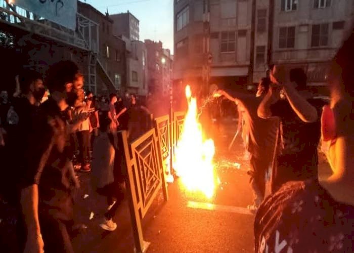 ذعر حكومي وغضب شعبي.. الإيرانيون ينتفضون ضد حكم الملالي ونظام المرشد