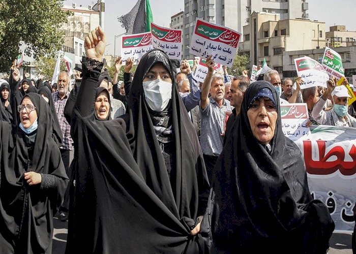 إيران.. تصاعُد الاحتجاجات الشعبية وسط مطالبات بإسقاط المرشد الأعلى