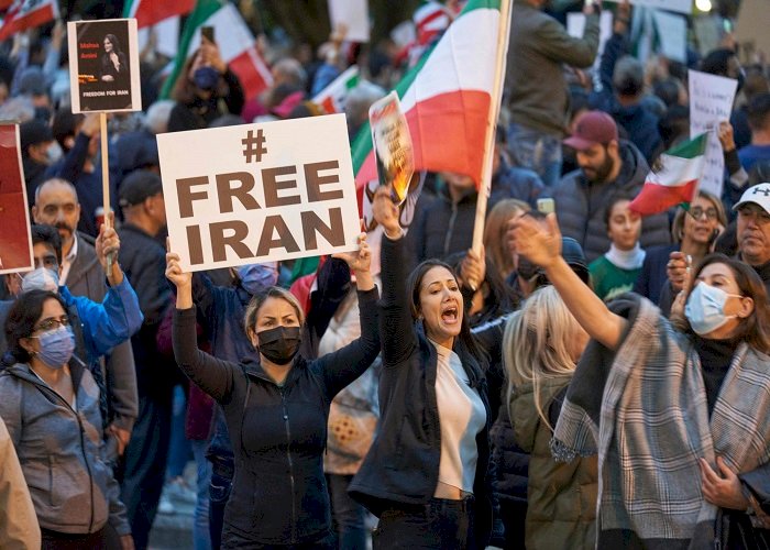 الاحتجاجات تُلقي بظلالها على المنتخب الإيراني.. فهل يُمنع من المشاركة في المونديال؟