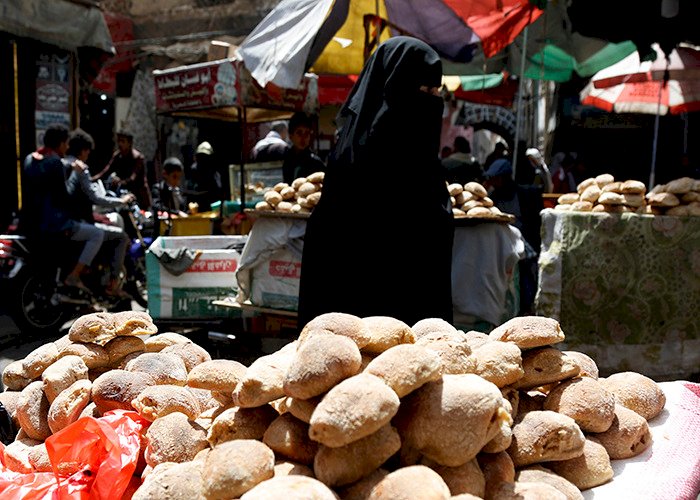 اليمن.. ميليشيا الحوثي تسرق المواد الإغاثية وتستبدلها بمنتجات منتهية الصلاحية