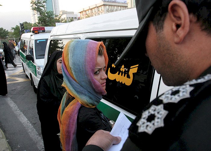 بعد إلغاء شرطة الأخلاق ومراجعة قوانين الحجاب.. ماذا يحدث في إيران؟