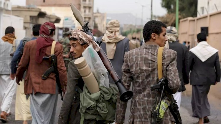 جرائم الحوثيين لا تتوقف.. مقاطع تكشف قتل مدنيين رفضوا أعمال النهب