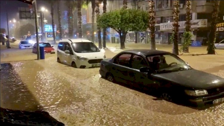 أنطاليا تغرق.. البنية التحتية التركية تعجز عن استيعاب الأمطار والشوارع تحولت لبحيرات