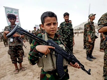 تجنيد أكثر من 12 ألف طفل..الحوثيون يعسكرون الطفولة في اليمن.. ما التفاصيل؟