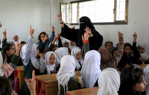 خبراء يمنيون يكشفون: كيف تسير الحوثي على خطى طالبان في تقييد النساء؟