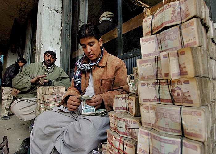 بسبب حرب الوكالة والفساد المالي.. انهيار العملة العراقية وتوقُّعات بأزمة اقتصادية كبرى