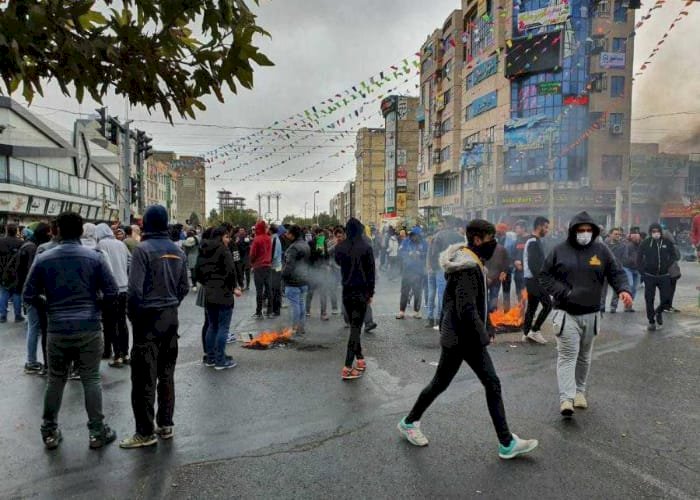 تخبُّط ورسائل متناقضة.. النظام الإيراني يفشل في التعامل مع الاحتجاجات