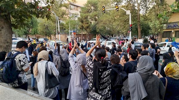 الملالي يواجه الاحتجاجات بـ التحرش الجنسي.. معارض إيراني يكشف التفاصيل