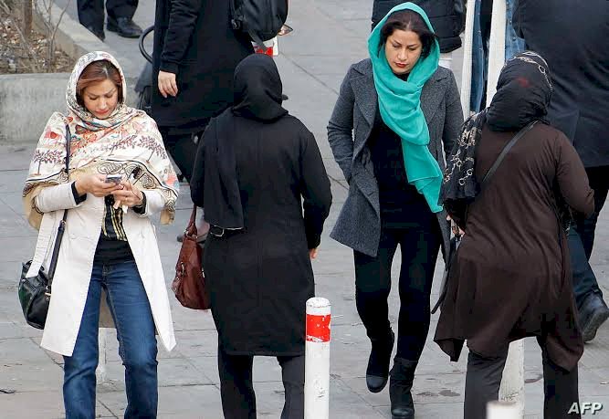 هل ينصاع نظام الملالي للشعب ويعدّل قوانين إجبارية الحجاب في إيران؟