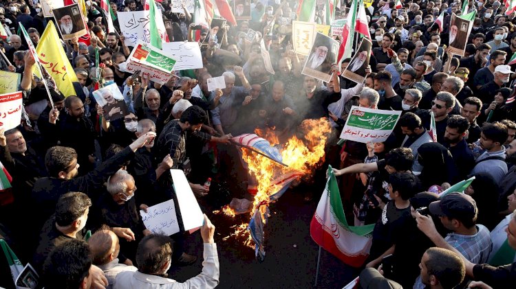 احتجاجات إيران.. زعيم السنة يدعو الملالي للخضوع لكلمة الشعب الإيراني