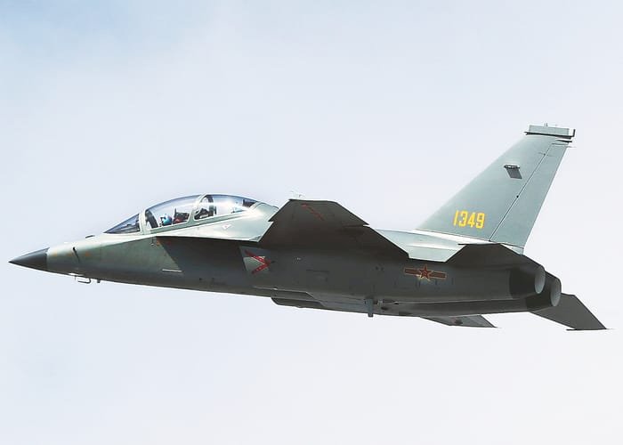 الصحافة الصينية تبرز صفقة طائرات L-15 مع الإمارات