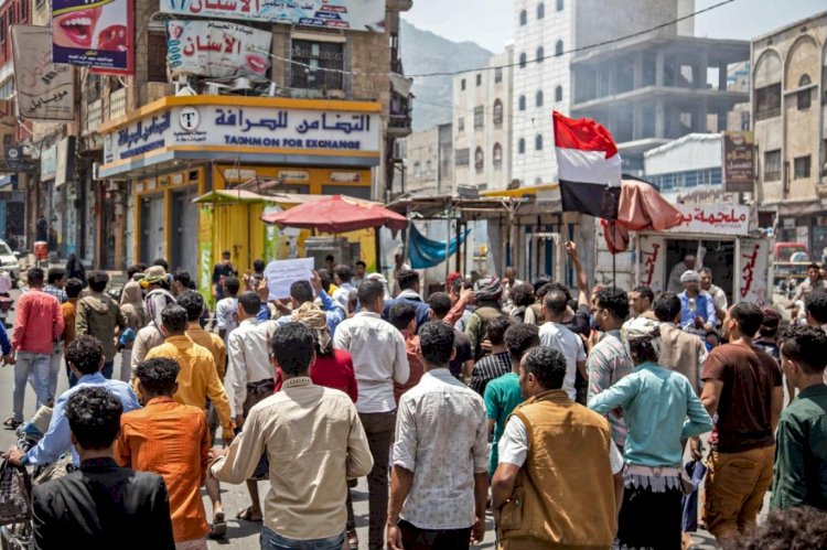 تفاقُم سوء الأوضاع المعيشية في اليمن.. يمنيون ينكوون بنار الحوثي الإرهابية