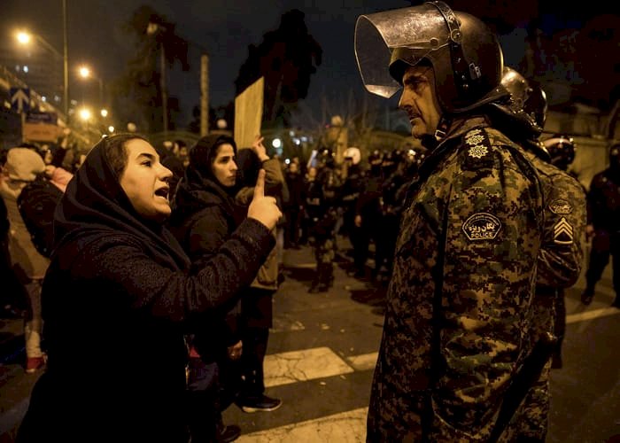 تسميم الطالبات واغتصاب المعتقلين وتهريب الأسلحة للإرهابيين.. كيف أصبح النظام الإيراني مشيناً؟